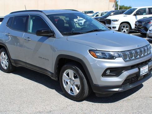 Used 2022 Jeep Compass Latitude image 3