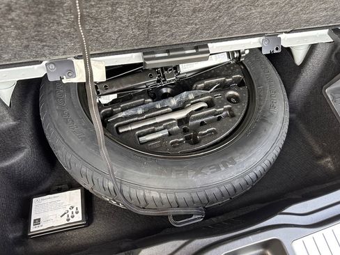 Used 2021 Mercedes-Benz GLS 450 4MATIC image 32