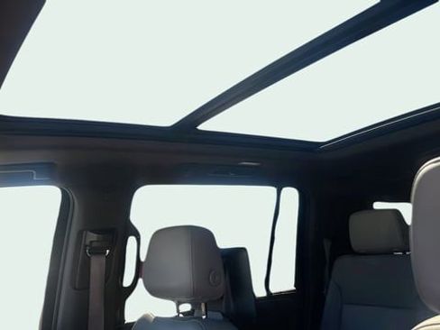 Used 2021 Chevrolet Suburban Z71 w/ Luxury Package image 13