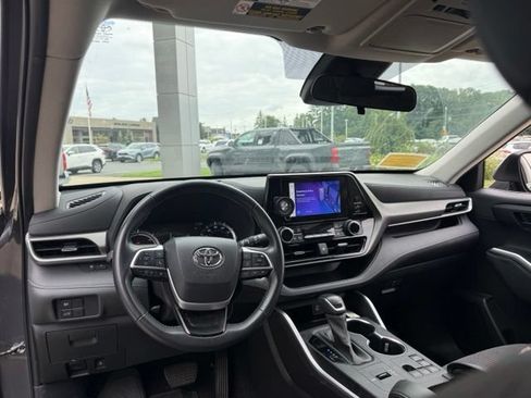 Used 2024 Toyota Highlander LE AWD/4WD image 25