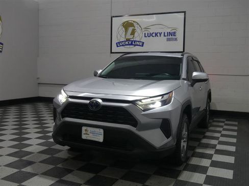 Used 2022 Toyota RAV4 XLE w/ Convenience Package AWD/4WD image 4