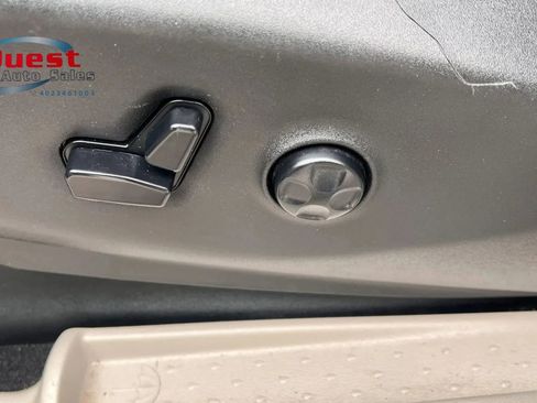 Used 2018 Chrysler Pacifica Touring-L FWD image 18