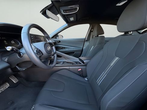 Used 2025 Hyundai Elantra Blue image 12