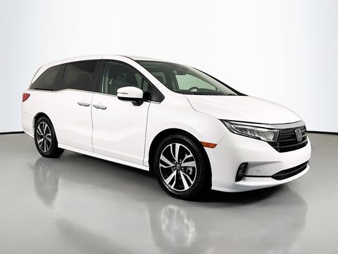 Certified 2024 Honda Odyssey Touring image 3