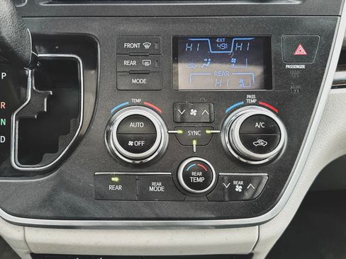 Used 2017 Toyota Sienna XLE Premium image 15