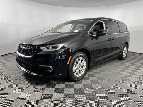 Used 2024 Chrysler Pacifica Touring-L image 3