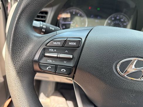 Used 2019 Hyundai Elantra SE FWD image 17