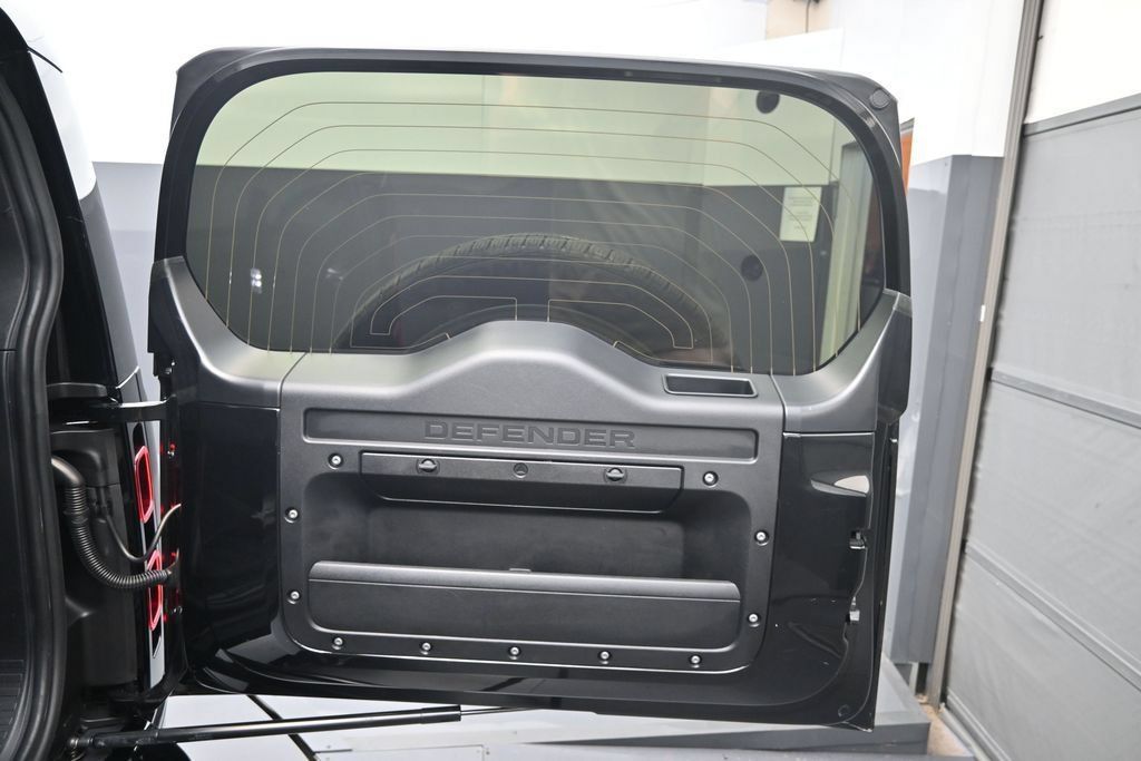 Used 2025 Land Rover Defender 110 X-Dynamic SE AWD/4WD image 16