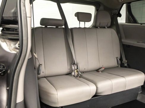 Used 2019 Toyota Sienna XLE image 25