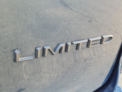 Used 2025 Chrysler Pacifica Limited FWD image 6
