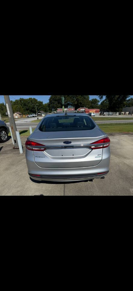 Used 2018 Ford Fusion SE w/ Fusion SE Technology Package FWD image 4