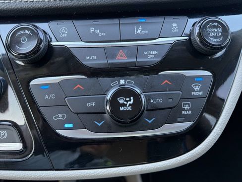 Used 2023 Chrysler Pacifica Touring-L FWD image 19