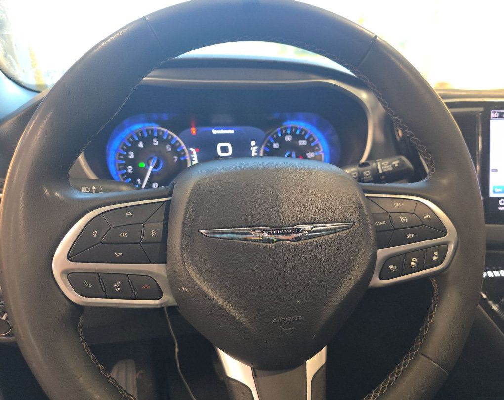 Used 2025 Chrysler Pacifica Select FWD image 5