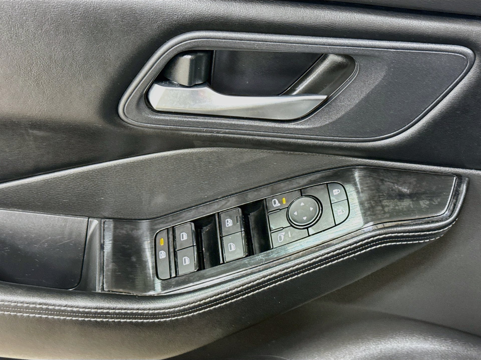 Used 2025 Nissan Rogue SV FWD image 17