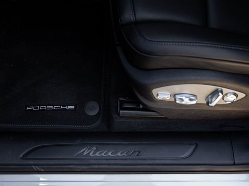 Certified 2026 Porsche Macan image 21