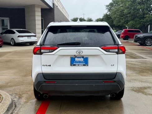 Used 2022 Toyota RAV4 LE FWD image 4