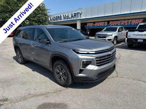 Used 2026 Chevrolet Traverse LT FWD image 1
