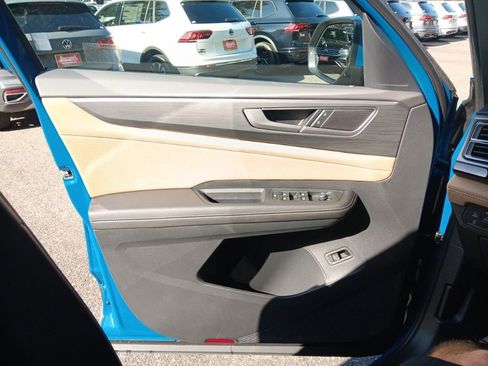 Used 2025 Volkswagen Atlas Cross Sport SE w/ Panoramic Sunroof Package image 11