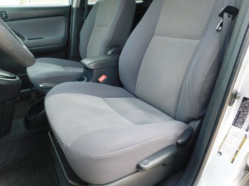 Used 2005 Toyota Matrix 4dr Wgn Auto FWD image 11