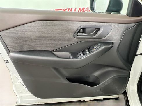 Used 2023 Nissan Rogue S image 29