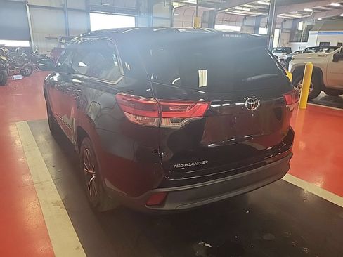 Used 2017 Toyota Highlander LE FWD image 2