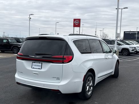 Used 2022 Chrysler Pacifica Limited image 3