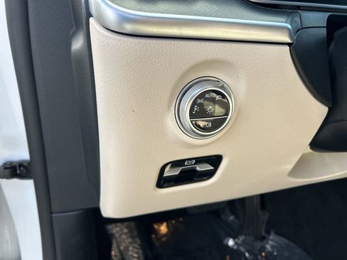 Used 2025 Mercedes-Benz C 300 Sedan image 38