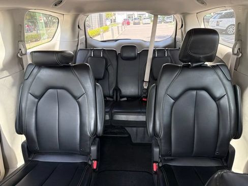 Used 2023 Chrysler Pacifica Touring-L FWD image 8