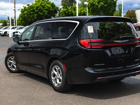Used 2024 Chrysler Pacifica Limited FWD image 5