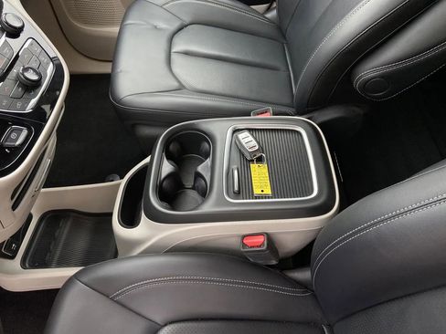 Used 2024 Chrysler Pacifica Touring-L FWD image 21
