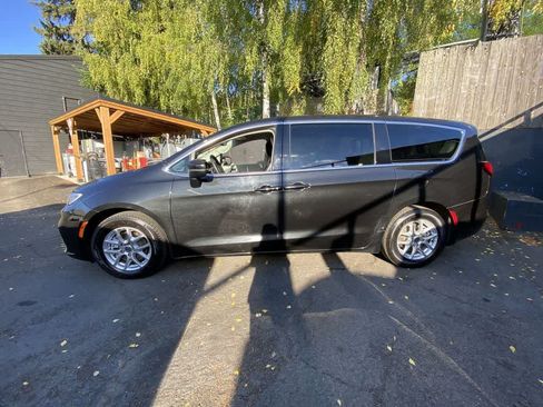 Used 2023 Chrysler Pacifica Touring-L FWD image 3