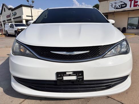 Used 2017 Chrysler Pacifica LX FWD image 3