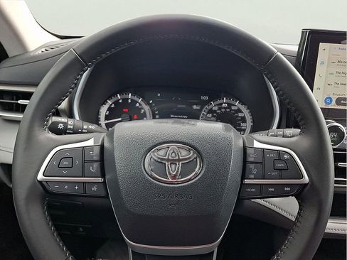 Used 2023 Toyota Highlander XLE AWD/4WD image 20
