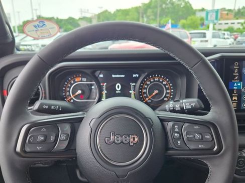 Certified 2026 Jeep Wrangler Unlimited Rubicon AWD/4WD image 36