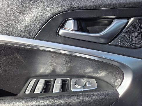 Used 2025 Genesis G70 2.5T image 17