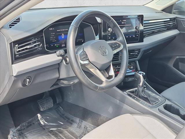 Used 2025 Volkswagen Jetta SE FWD image 10