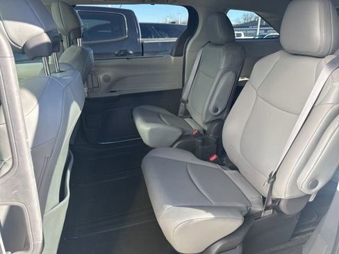 Used 2022 Toyota Sienna XLE image 4