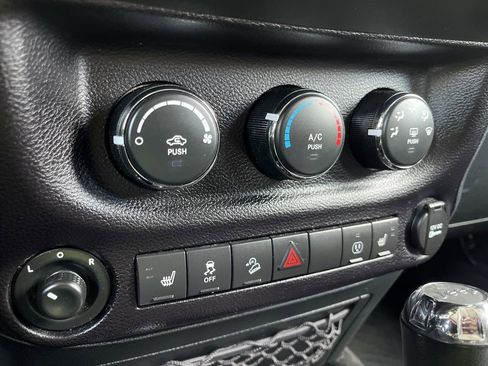 Used 2017 Jeep Wrangler Unlimited Sahara w/ Connectivity Group AWD/4WD image 6