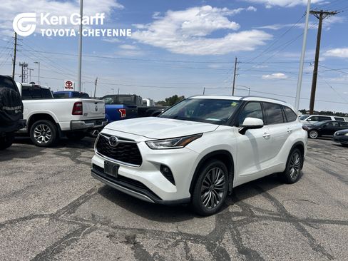 Used 2021 Toyota Highlander Platinum AWD/4WD image 1