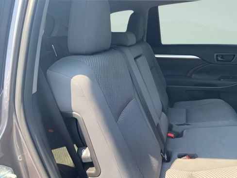 Used 2019 Toyota Highlander LE FWD image 9
