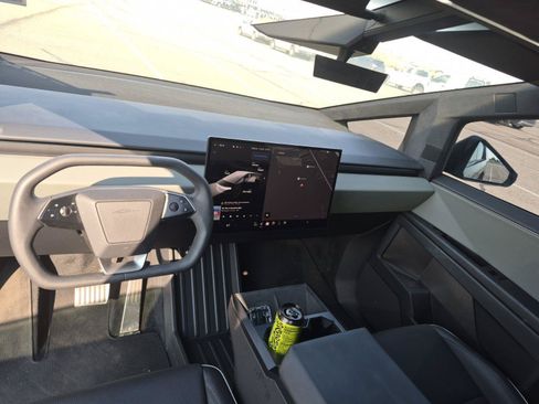 Used 2025 Tesla Cybertruck AWD Crew Cab image 5