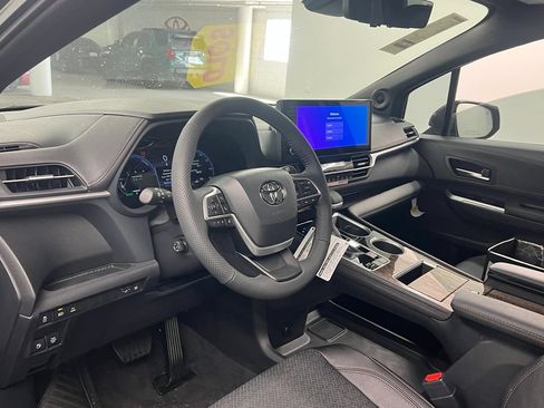 Used 2026 Toyota Sienna Limited FWD image 10