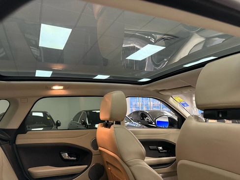 Used 2019 Land Rover Range Rover Evoque SE image 5