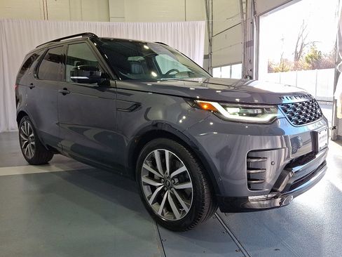 Certified 2025 Land Rover Discovery Dynamic SE image 6