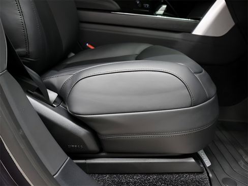 Certified 2025 Land Rover Range Rover SE image 12