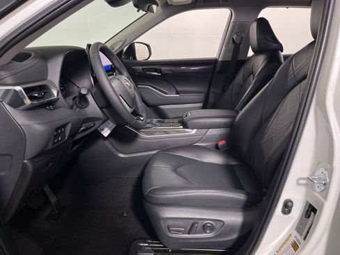 New 2026 Toyota Highlander Platinum AWD/4WD image 12