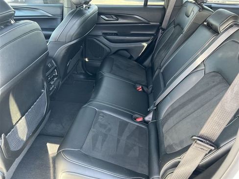 Used 2025 Jeep Grand Cherokee Altitude image 30