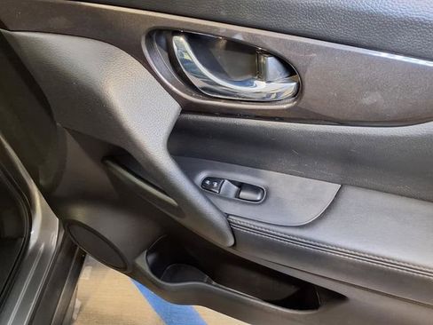 Used 2019 Nissan Rogue SV w/ Premium Package image 31