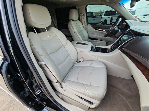 Used 2016 Cadillac Escalade Luxury AWD/4WD image 29
