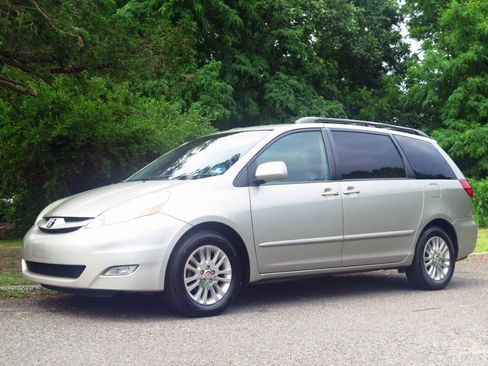 Used 2008 Toyota Sienna FWD image 1